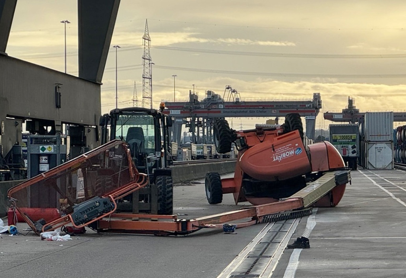 集裝箱翻倒 集裝箱翻倒